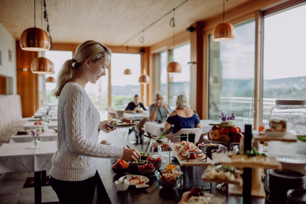Dame am Frühstücksbuffet