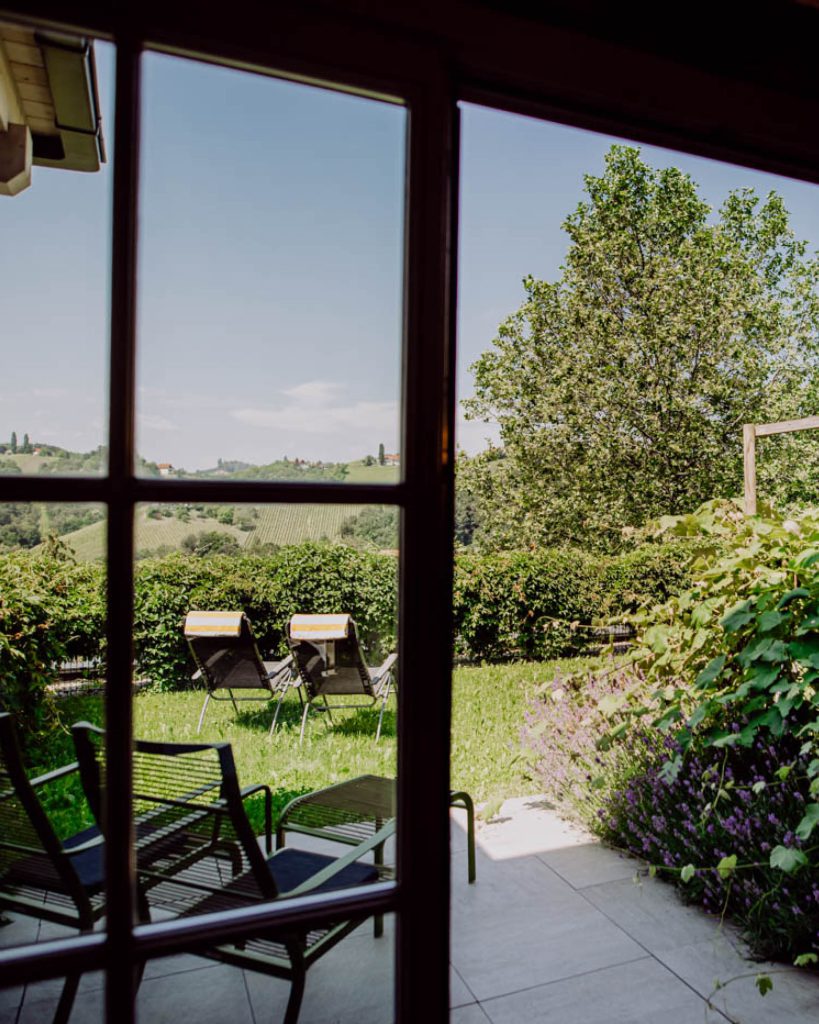 Terrasse Gartenzimmer mit Liegestühle und Sessel